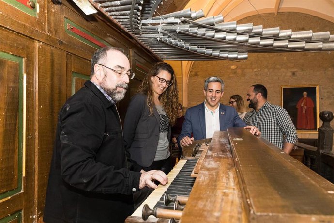 El vicepresidente de Cantabria, Pablo Zuloaga, visita el órgano de la iglesia de Santa Eulalia en Terán (Cabuérniga) y anuncia su recuperación