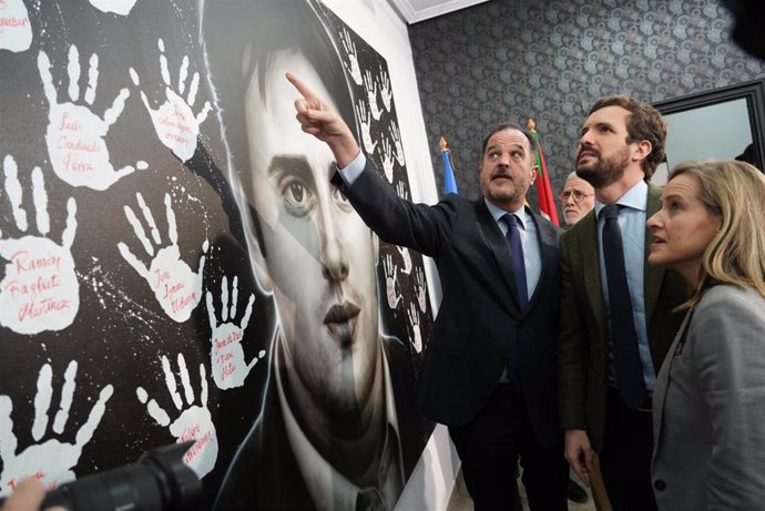 El presidente del PP, Pablo Casado, y el candidato a lehendakari, Carlos Iturgaiz, recuerdan a Miguel Ángel Blanco en Ermua el  28 de febrero de 2020.