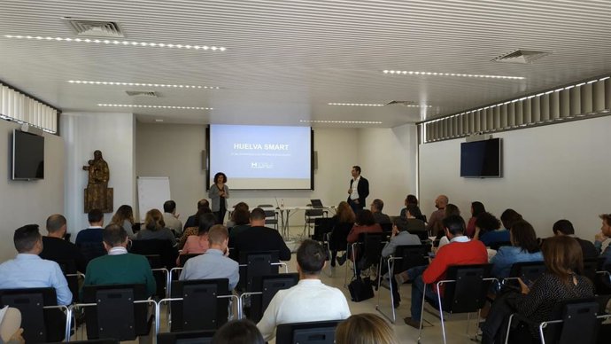 La Diputación de Huelva, a través de su eje Territorio Inteligente, ha reunido a representantes de los municipios menores de 20.000 habitantes con una doble finalidad, por un lado, presentar el Plan Estratégico de Provincia Inteligente 'Huelva Smart'