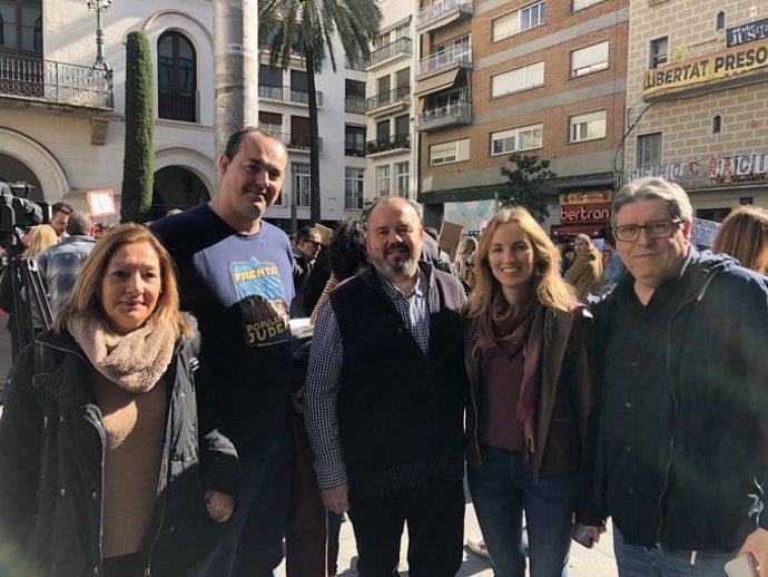 El portavoz de los comuns, Joan Mena, en una manifestación por el precio del alquiler en Badalona