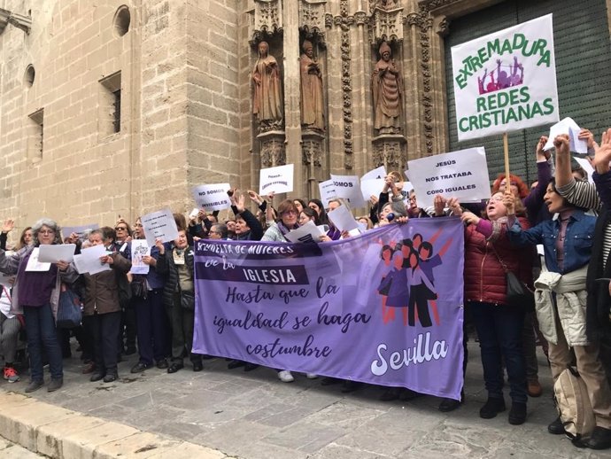 Manifestación de mujeres para pedir "más voz y voto" en la Iglesia