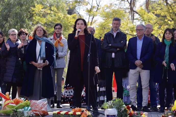L'alcaldessa de Barcelona, Ada Colau, en l'ofrena floral a Blas de Infante