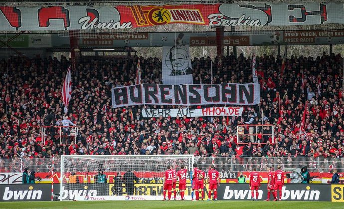 Pancarta de aficionados del Union Berlín contra el magnate del Hoffenheim Dietmar Hopp