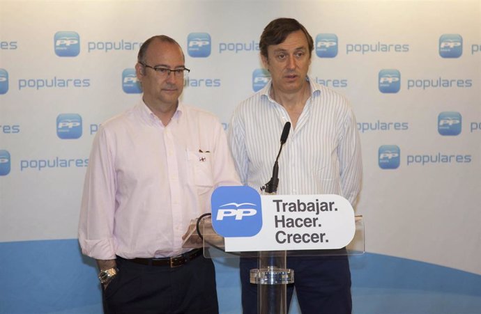 Los senadores del Partido Popular por Almería Rafael Hernando y Luis Rogelio Rodríguez