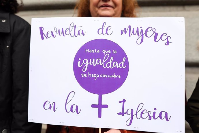 Les dones protagonitzen una manifestació a Madrid per demanar el seu lloc a l'Església, a 1 de mar del 2020.