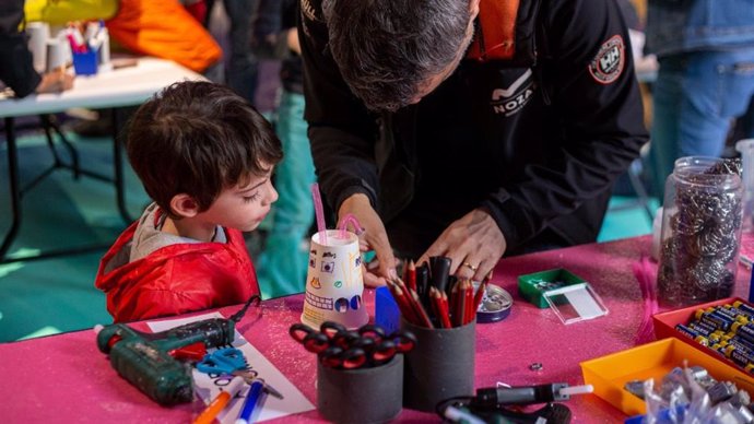 Un pare i el seu fill participen en el Family Day del Mobile Week Barcelona 2020 aquest diumenge