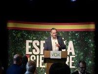 Una activista de Femen irrumpe en el acto de Ortega Smith (Vox) en Zaragoza al grito de "fascistas feminicidas"