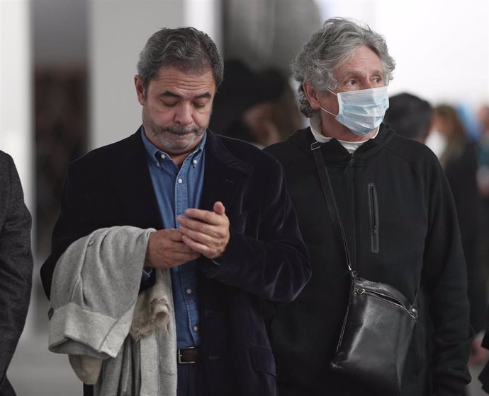 Visitantes, protegidos con mascarillas tras la confirmación de los primeros casos de coronavirus en la capital, visitan ARCO, la Feria Internacional de Arte Contemporáneo de Madrid que ha comenzado esta mañana en el recinto de IFEMA