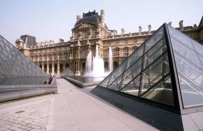Coronavirus.- El Museo del Louvre cierra sus puertas por el coronavirus por inic