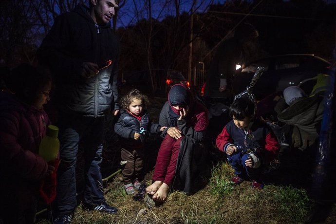 Migrantes en la isla griega de Delfos