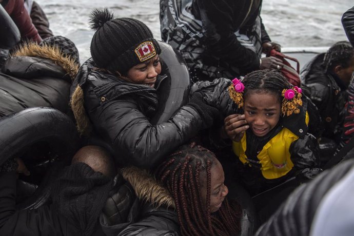 Grecia.- Agredidos varios periodistas y voluntarios durante el desembarco de mig