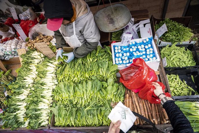 Una persona compra verduras en un puesto en el barrio de Chinatown, en la ciudad de Nueva York.