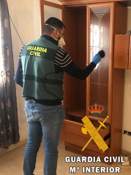Agente de la Guardia Civil investiga un robo en una vivienda de Roquetas de Mar (Almería)
