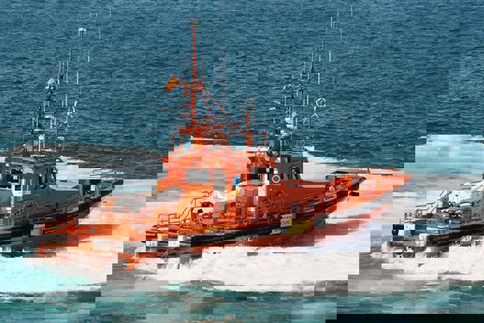 Salvamento Marítimo rescata una embarcación irregular con 36 personas a 4 millas de Tuineje (Fuerteventura)