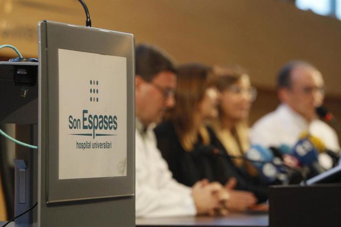 El cartel del Hospital Son Espases durante la rueda de prensa en el centro  sobre el caso de coronavirus confirmado en Palma.