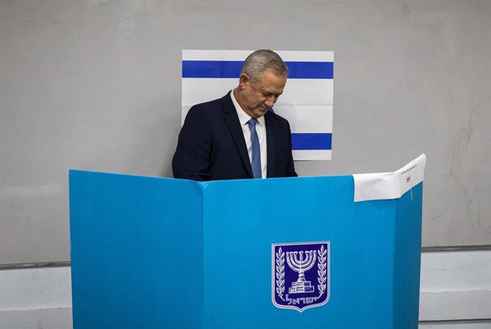 Benny Gantz, líder de Azul y Blanco, vota en las elecciones en Israel