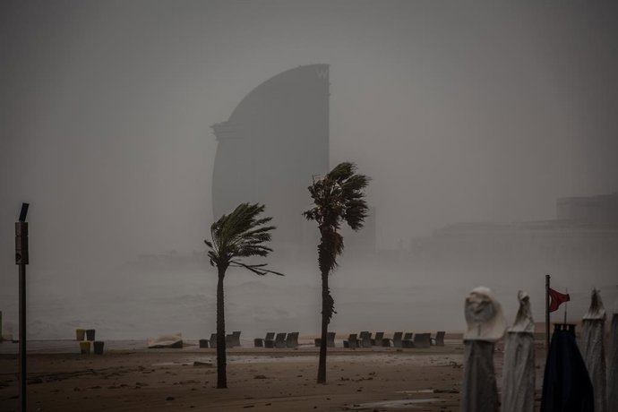 Imagen de la playa de la Barceloneta durante el paso de la borrasca 'Gloria', que dejó fuertes rachas de viento y lluvia el pasado enero de 2020
