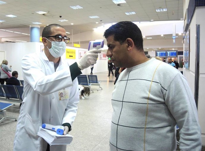 Control de coronavirus en el aeropuerto de El Cairo