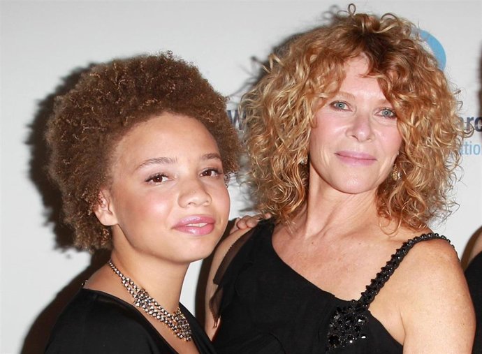 Mikaela Spielberg y su madre