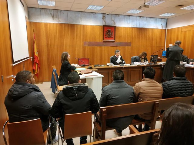 Los cinco condenados, durante la vista de conformidad en el Juzgado de lo Penal 3 de Vallladolid.