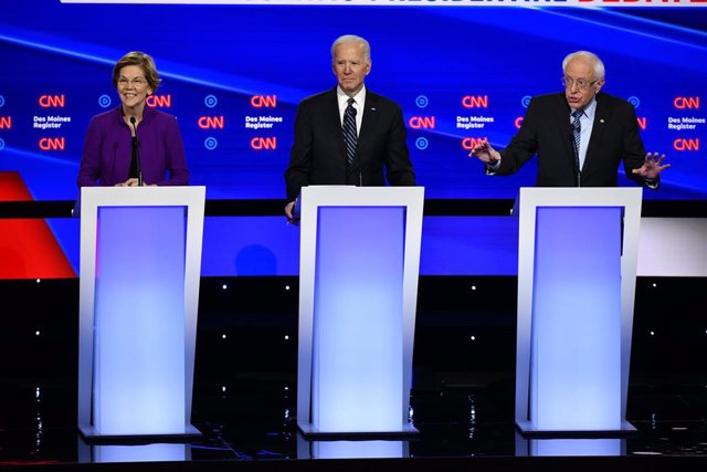 Elizabeth Warren,  Joe Biden y Bernie Sanders en un debate de los precandidatos demócratas a la Casa Blanca