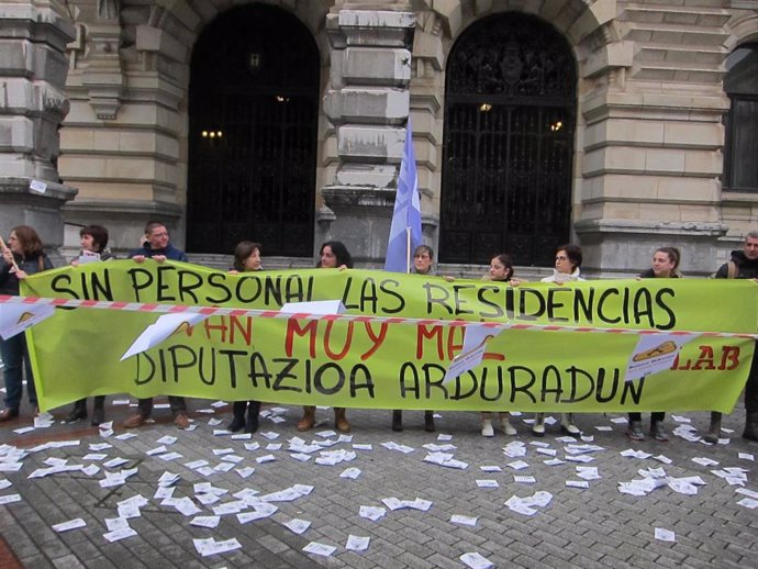 Concentración trabajadoras residencias de Bizkaia contra decreto Gobierno Vasco