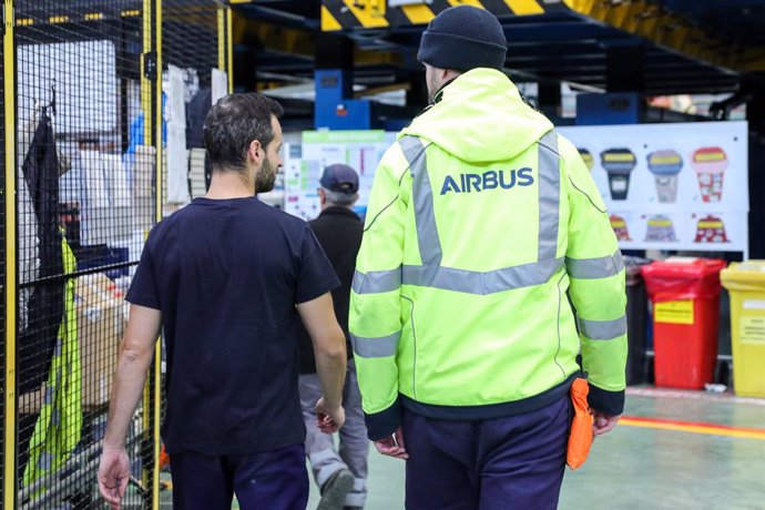 Dos operarios de la Compañía Airbus en la planta de Airbus en Getafe, en Madrid a 27 de noviembre de 2019.
