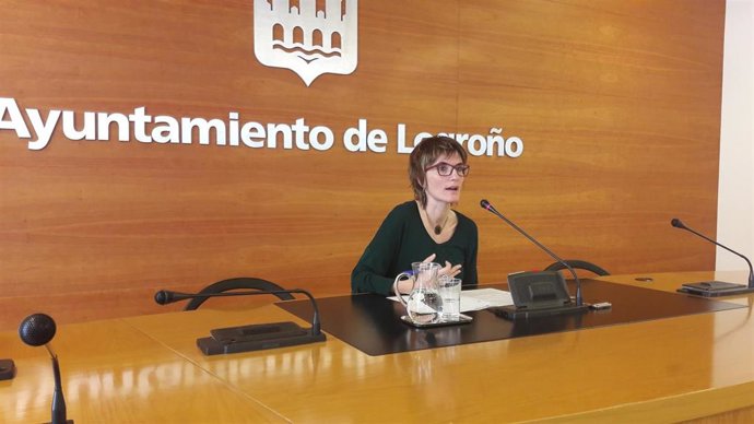 La concejala de Igualdad del Ayuntamiento de Logroño, Eva Tobías Olarte,  en comparecencia de prensa