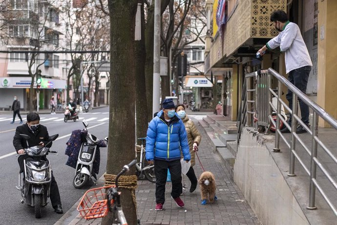 1 de mar del 2020 - Xangai, la Xina. Una parella amb mascaretes per protegir-se del coronavirus.