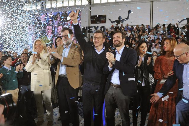 (I-D) El expresidente del Gobierno, Mariano Rajoy, el presidente de la Xunta y candidato a la reelección por el PPdeG, Alberto Núñez Feijóo, y el presidente del Partido Popular, Pablo Casado, en el acto de celebración de los 11 años de presidencia de Feij