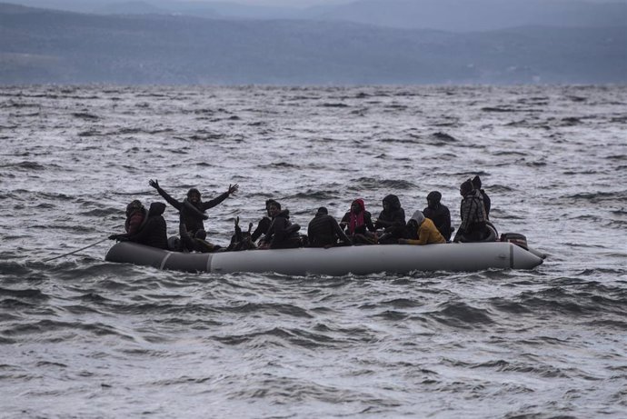 Embarcación con migrantes frente a las costas griegas