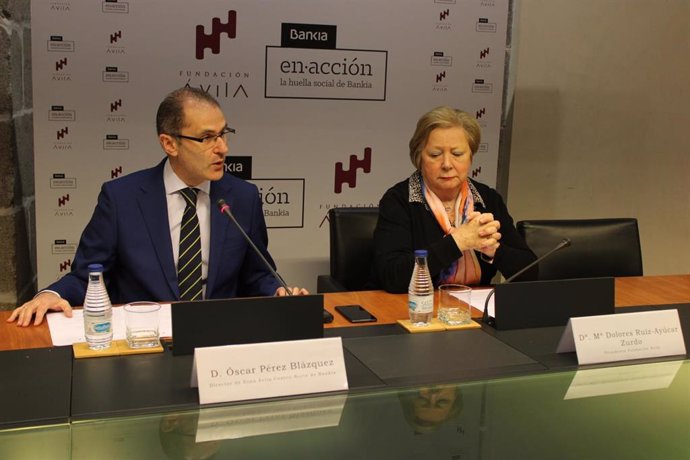 La presidenta de la Fundación Ávila, María Dolores Ruíz Ayúcar, y el director de zona de Ávila centro-norte de Bankia, Óscar Pérez, presentan las ayudas de Bankia.