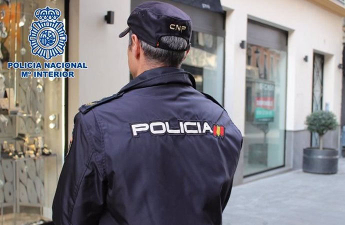Imagen de archivo de un agente de la Policía Nacional patrullando en el centro de Granada