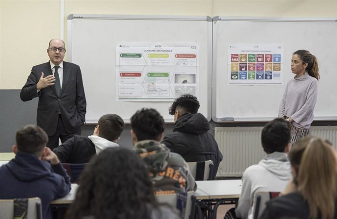 José María Roldán, presidente de AEB, durante la primera clase del programa 'Tus finanzas, tu futuro'