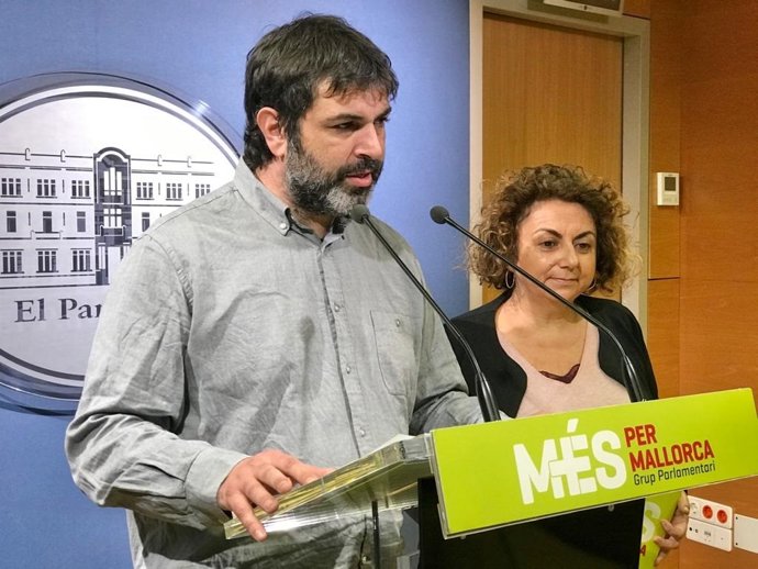 Los diputados de MÉS Josep Ferr y Joana Aina Campomar.
