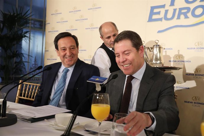 El presidente de Asaja, Pedro Barato, junto al  presidente de Castilla-La Mancha, Emiliano García-Page, durante el desayuno informativo.