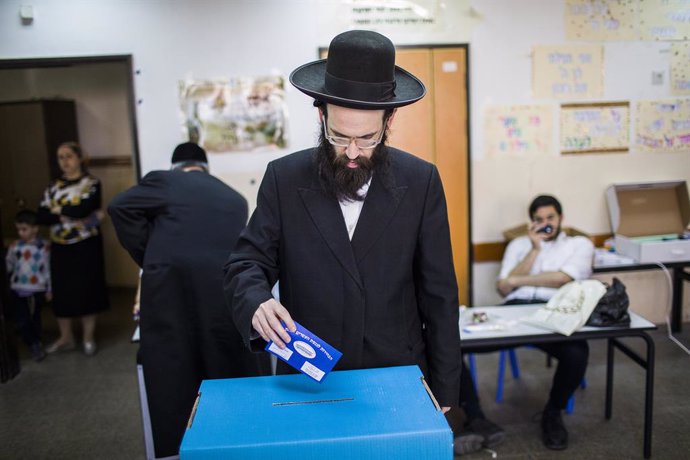 Un ultraortodox vota en les eleccions parlamentries que es van celebrar a Israel a l'abril del 2019.