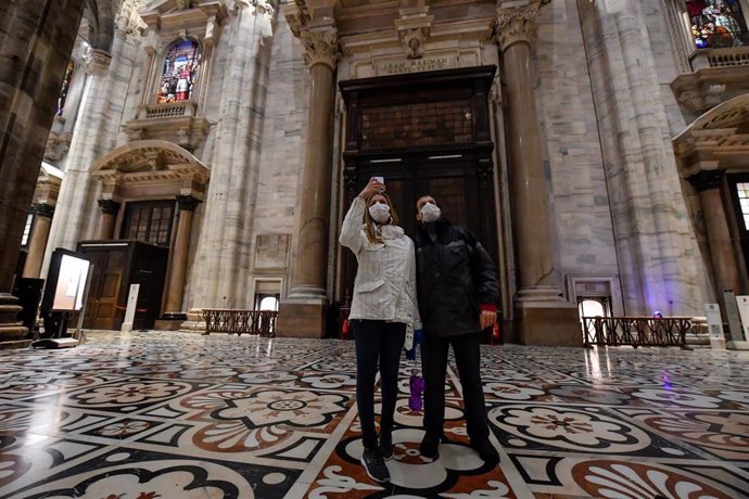 Turistas en el interior del Duomo de Milán. 
