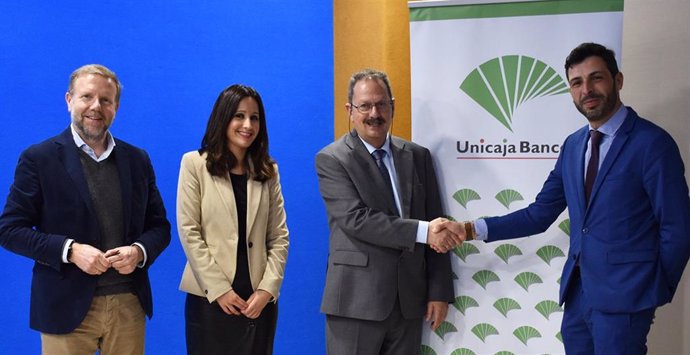 Firma del acuerdo entre el responsable de Empresas de la Dirección Territorial de Málaga de Unicaja Banco, Diego Fernández, y el Presidente de AGLA, José Cortés.