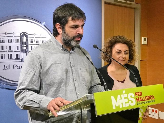 Los diputados de MÉS Josep Ferr y Joana Aina Campomar.
