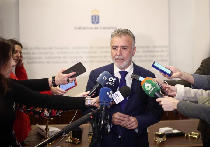 El presidente de Canarias. Ángel Víctor Torres, ofrece declaraciones a los periodistas