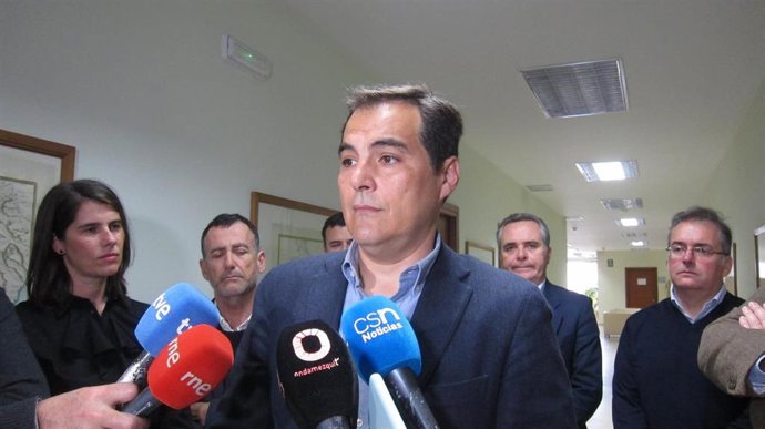 José Antonio Nieto atiende a los medios.