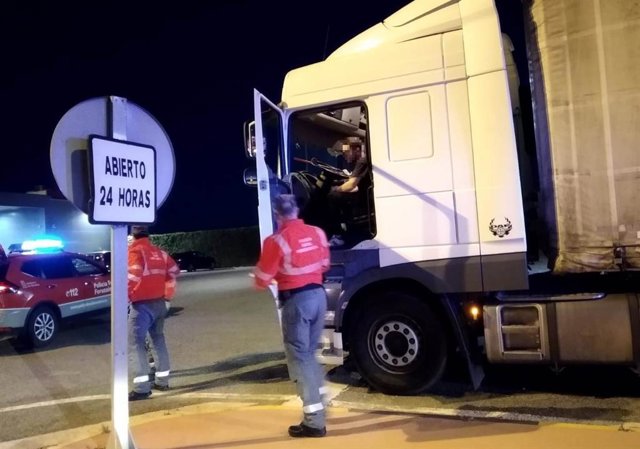 Agentes de la Policía Foral de Navarra en una intercepción de un camión