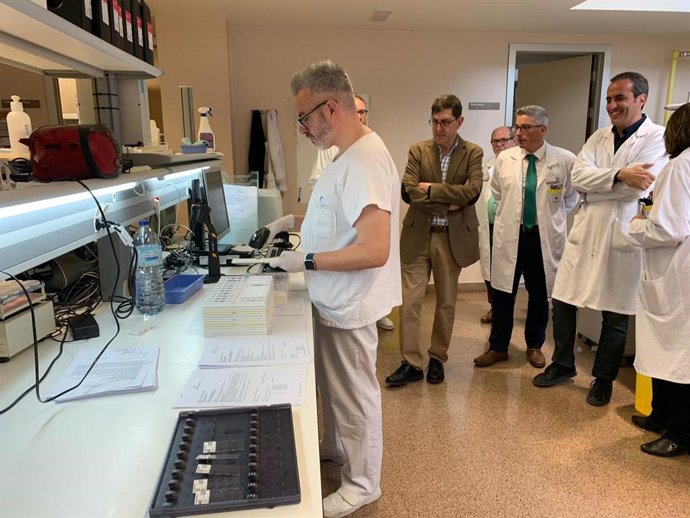 El consejero de salud, Manuel Villegas, visitó el Laboratorio de Diagnóstico Molecular del hospital Santa Lucía de Cartagena