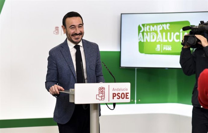 El senador socialista Fernando López Gil, en una rueda de prensa.