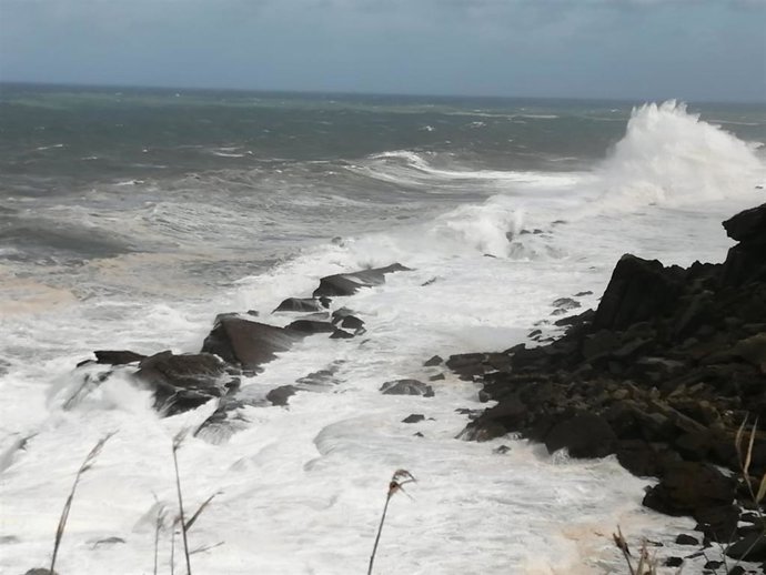Fuerte oleaje en Cantabria. Temporal en el litoral. Alerta por olas y viento