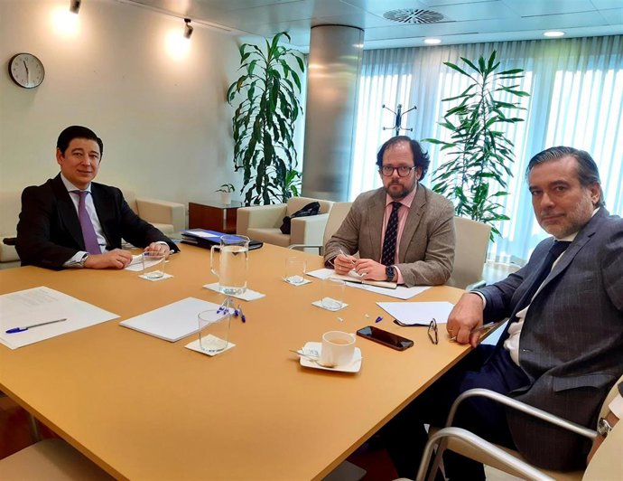 Enrique López se reúne con el concejal-presidente de Puente de Vallecas, Borja Fanjul