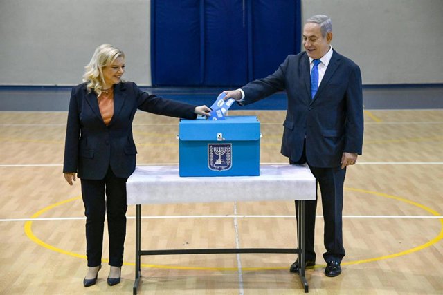 Benjamin Netanyahu y su mujer votan en las elecciones parlamentarias