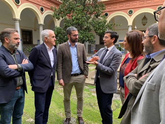 El portavoz del Grupo Municipal Socialista, Francisco Cuenca, y el portavoz adjunto de los socialistas en la Asamblea Regional de Murcia, Francisco Lucas