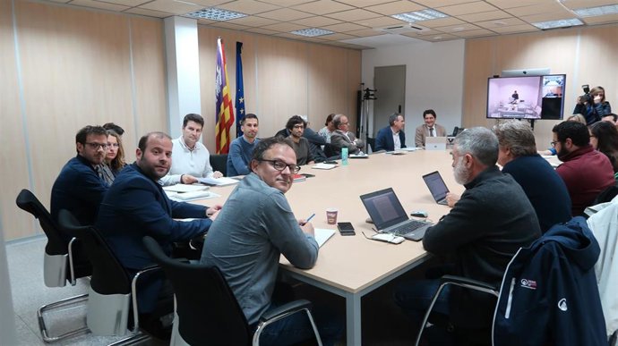 El primer Comité Posidonia, presidido por el conseller de Medio Ambiente y Territorio, Miquel Mir.